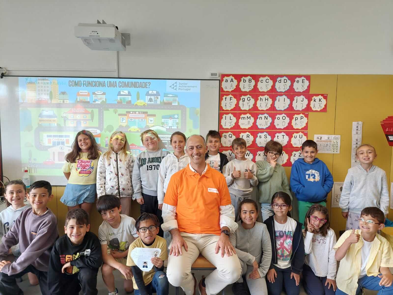 Colaboardores do BPI numa ação de voluntariado BPI numa escola.