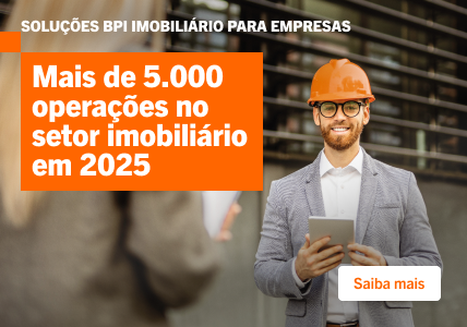 Info: Empresário sorridente com capacete de proteção de obra laranja e tablet na mão