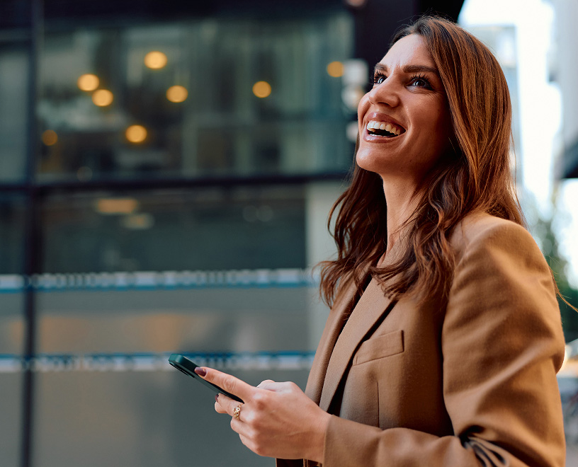 BPI Rendimento 5 anos - maio 2031. Senhora sorridente numa rua de uma cidade cosmopolita.