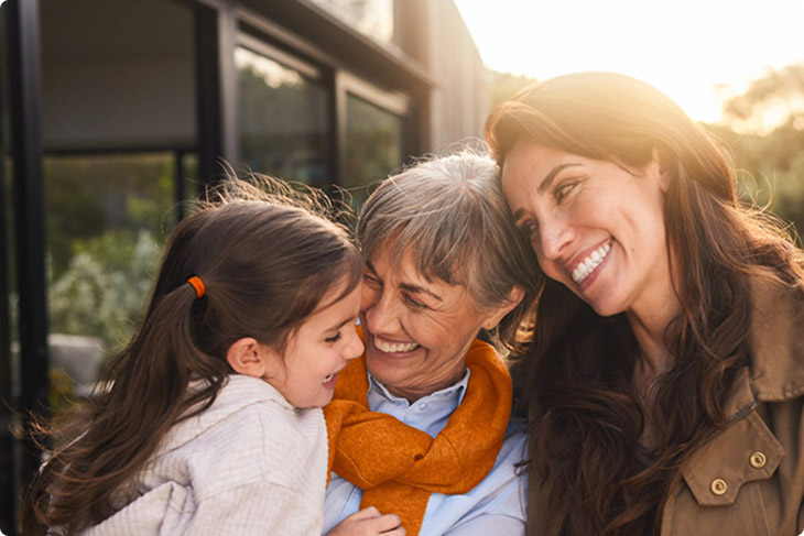 BPI Reforma Vida PPR 2030. Imagem de 3 gerações: avó, mãe e neta abraçadas e ao ar livre.