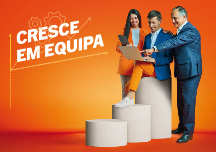 Info: Três pessoas olhando o computador