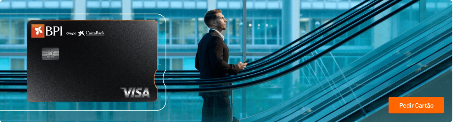 Homem de negócios a caminhar para o lounge do aeroporto para usufruir de uma das várias vantagens em viagens do Cartão de Crédito BPI Platina.