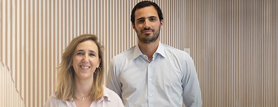 Mulher e homem do Banco BPI. Recrutamento Trainees.