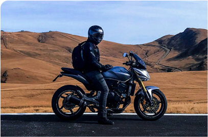 imagem de pessoa para em cima de uma moto no deserto.