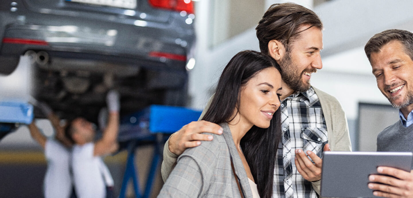 Imagem de pessoas a negociar um seguro numa oficina automóvel