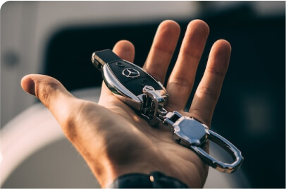imagem de chaves de automóvel na mão