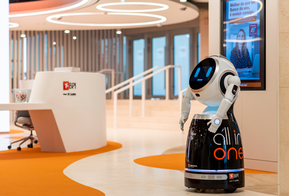 Fotografia do novo espaço All in one Lisboa, mostra a tecnologia do espaço com o robot assistente.