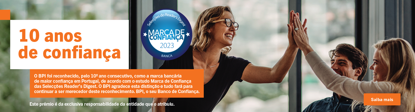 Info: Duas pessoas estão a dar mais cinco, festejando os 10 anos de marca de confiança do BPI.