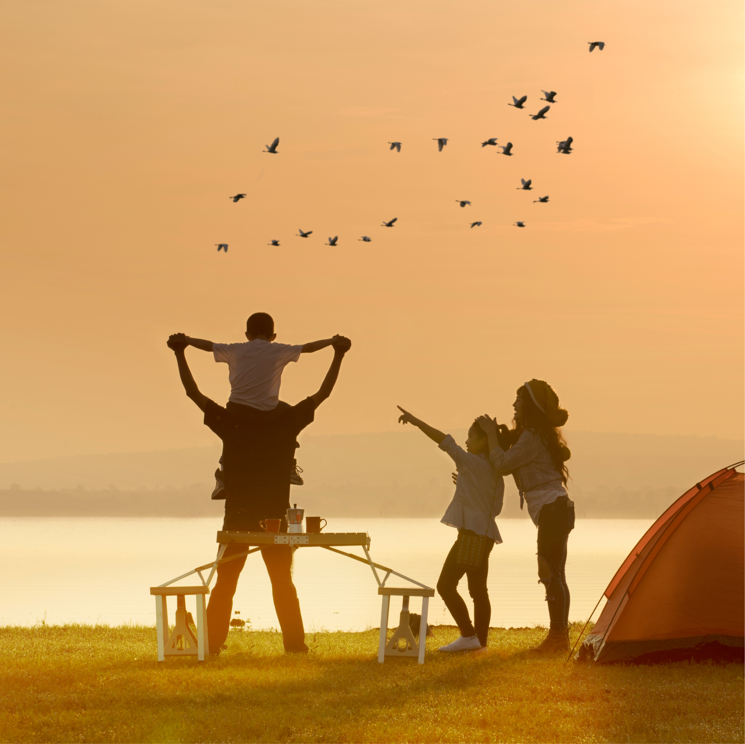 Família a acampar e disfrutar do por do sol