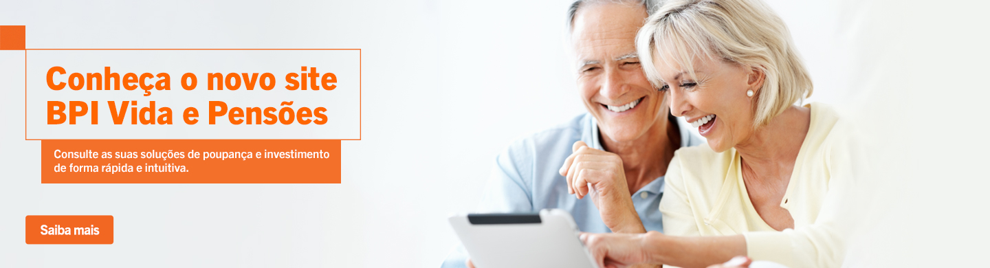 Info: Casal idoso ao computador a ver o novo site BPI Vida e Pensões.