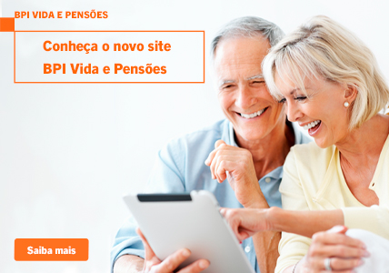 Info: Casal idoso ao computador a ver o novo site do BPI Vida e Pensões