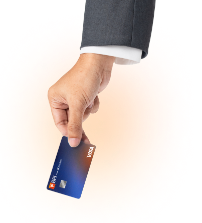 mão a segurar um cartão multibanco BPI Gold+ de cor dourada