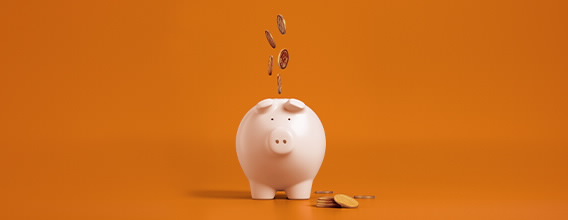 Moedas num porquinho mealheiro, poupando para imprevistos com o Depósito a Prazo DP BPI Habitação.