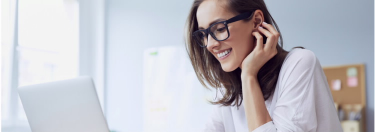 Mulher portuguesa a utilizar o computador para a abrir à distância conta online no Banco BPI