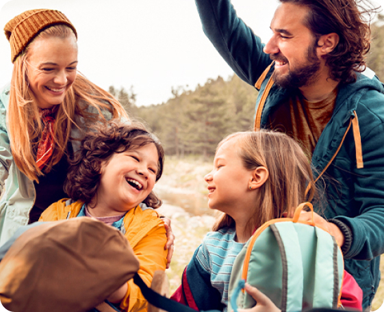 Família a acampar e disfrutar do por do sol