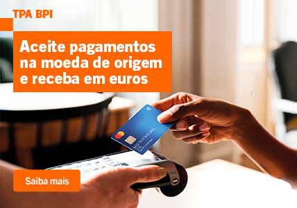 Info: Mulher a fazer pagamento em cartão num TPA.