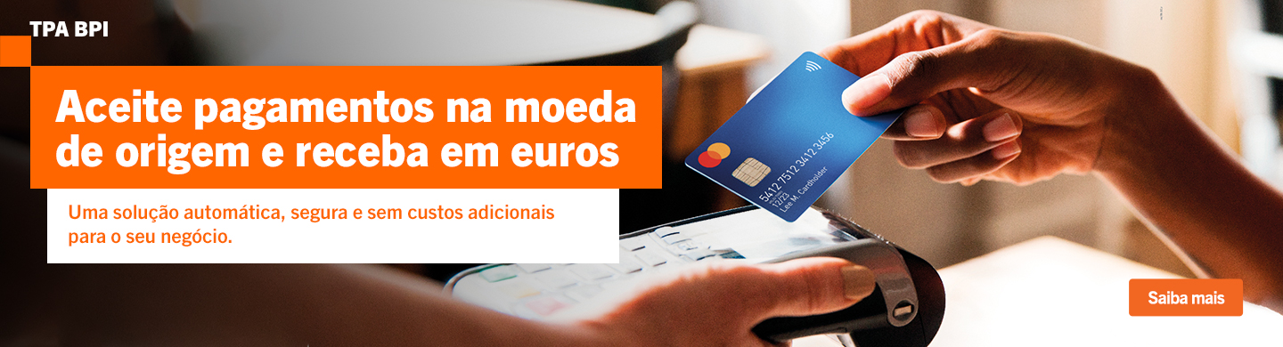 Info: Mulher a fazer pagamento em cartão num TPA.