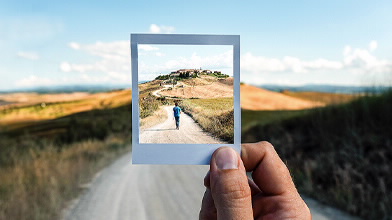 Foto de uma pessoa a caminhar em direção ao horizonte. BPI Garantia Extra PPR.