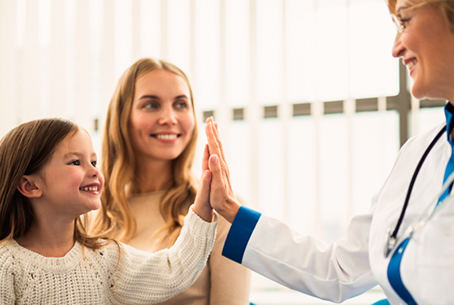 Menina sorridente num consultório médico