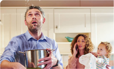 imagem de familia a resolver uma infiltração de água em casa