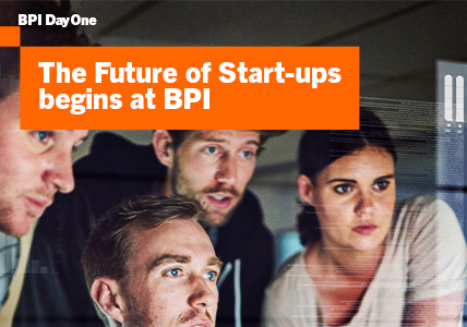Info: Young people at the computer. Represents the startups of Banco BPI DayOne.