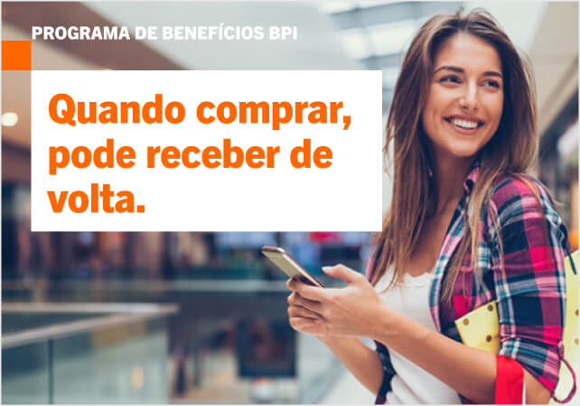Mulher com telemóvel a usufruir Programa de Benefícios.