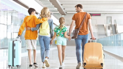 Seguro de Viagens familia com malas num aeroporto