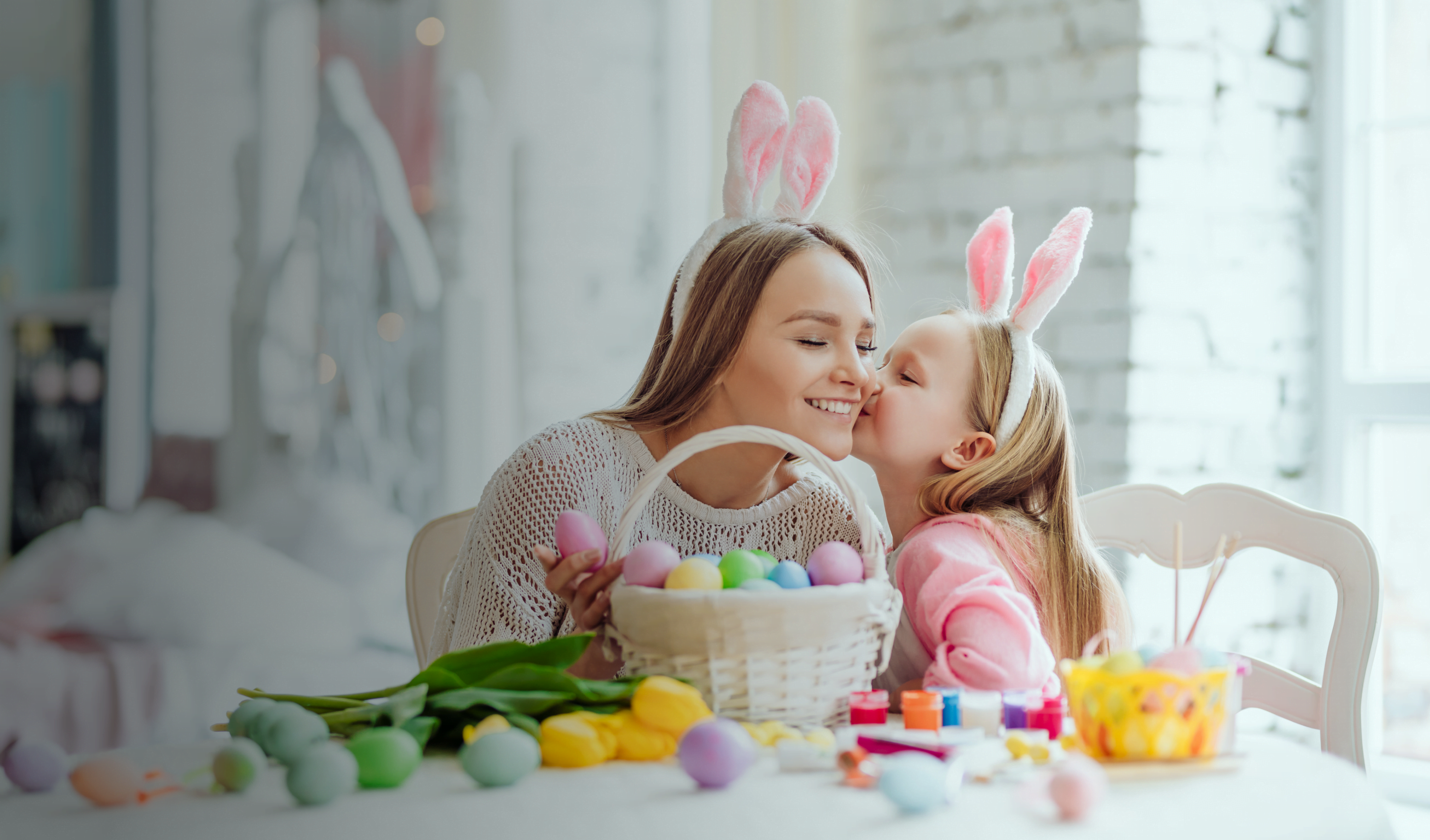 Filha e mãe celebrando a páscoa.