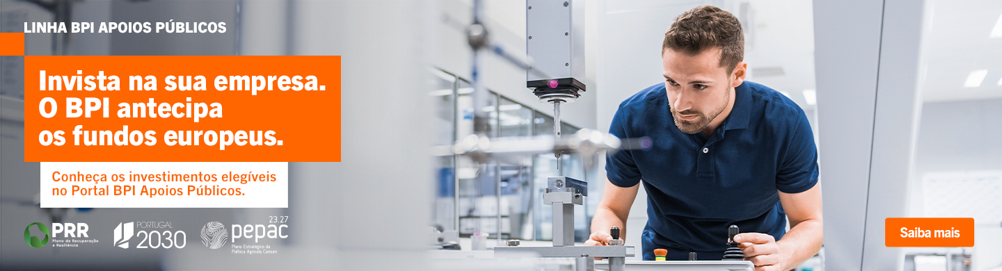 Info: Rapaz de polo azul num laboratório a observar máquina ponteaguda. Associação à Linha BPI Apoios Públicos.