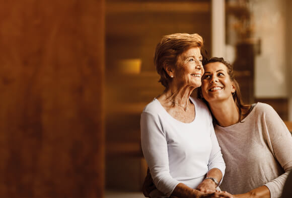 Una madre y una hija sonrientes. Prepararse para la jubilación con los Planes de Ahorro para la Jubilación BPI.