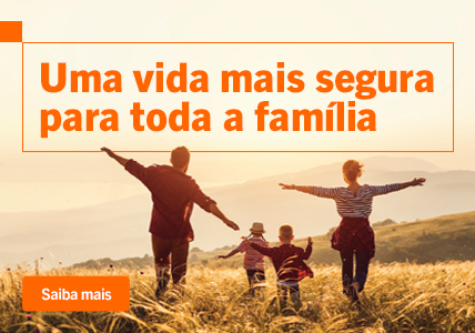 Info: familia no campo ao pôr do sol