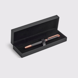 Se adquirir o conjunto Amor Minhoto (Colar e Brincos), receberá de oferta 1 Caneta roler em metal com estojo (escrita a preto).
