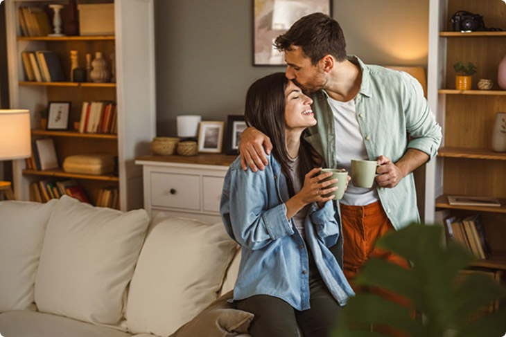 BPI Reforma Vida PPR 2050. Imagem de um casal enamorado a beber café sentados no sofá da sala.