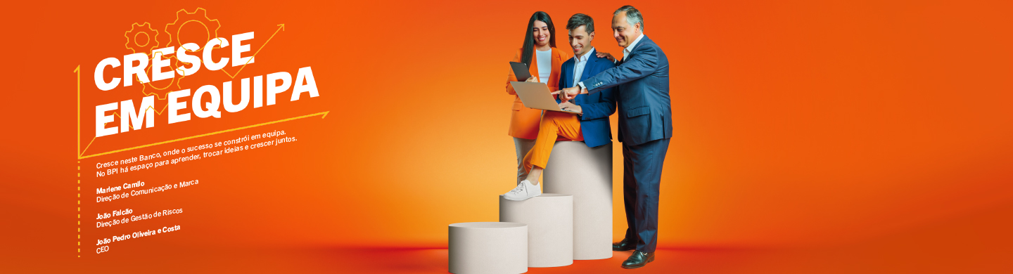 Info: Imagem de três pessoas vendo o computador