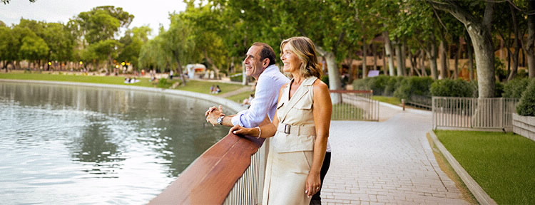 BPI Rendimento 2032 PPR. Casal num parque urbano a contemplar um lago.