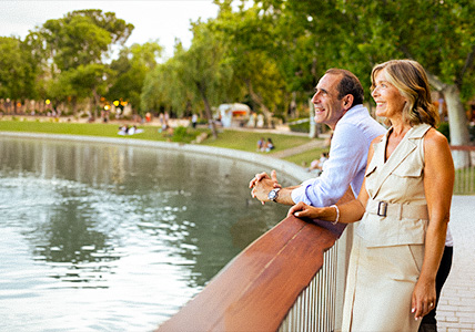 BPI Rendimento 2032 PPR. Casal num parque urbano a contemplar um lago.